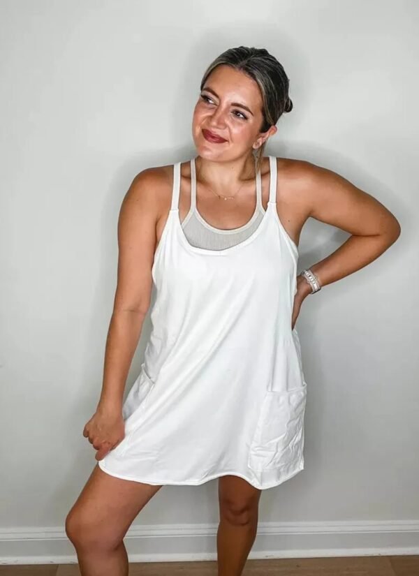 Kleid mit eingebauten Shorts - Image 3