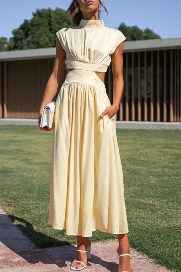 Kurzes Kleid mit Ausschnitt - Image 5